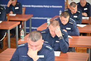 Policjanci służby dyżurnej podczas konkursu w auli Komendy Wojewódzkiej Policji w Rzeszowie