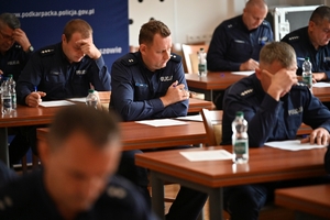 Policjanci służby dyżurnej podczas konkursu w auli Komendy Wojewódzkiej Policji w Rzeszowie