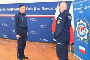 Policjanci służby dyżurnej podczas konkursu w auli Komendy Wojewódzkiej Policji w Rzeszowie