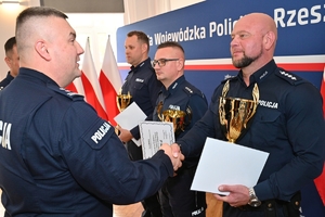 Policjanci służby dyżurnej podczas konkursu w auli Komendy Wojewódzkiej Policji w Rzeszowie