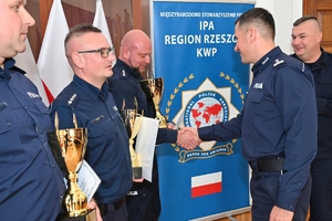 Policjanci służby dyżurnej podczas konkursu w auli Komendy Wojewódzkiej Policji w Rzeszowie