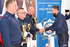 Policjanci służby dyżurnej podczas konkursu w auli Komendy Wojewódzkiej Policji w Rzeszowie