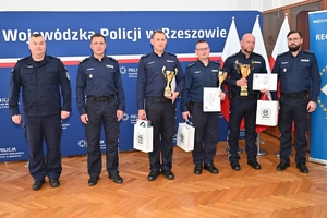 Policjanci służby dyżurnej podczas konkursu w auli Komendy Wojewódzkiej Policji w Rzeszowie