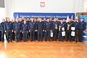 Policjanci służby dyżurnej podczas konkursu w auli Komendy Wojewódzkiej Policji w Rzeszowie