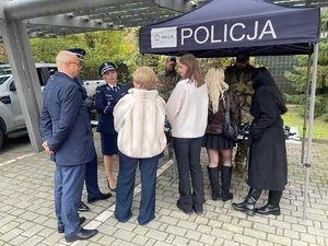 Policjanci i uczestnicy  Młodzieżowego Święta Bezpieczeństwa Wewnętrznego