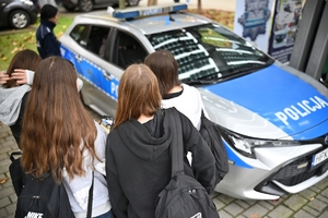 Policjanci i uczestnicy  Młodzieżowego Święta Bezpieczeństwa Wewnętrznego
