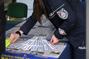 Policjanci i uczestnicy  Młodzieżowego Święta Bezpieczeństwa Wewnętrznego