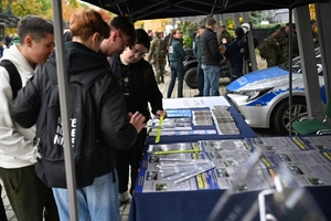 Policjanci i uczestnicy  Młodzieżowego Święta Bezpieczeństwa Wewnętrznego