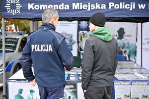 Policjanci i uczestnicy  Młodzieżowego Święta Bezpieczeństwa Wewnętrznego