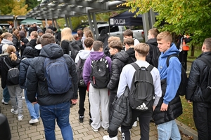 Policjanci i uczestnicy  Młodzieżowego Święta Bezpieczeństwa Wewnętrznego