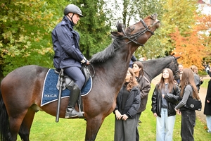 Policjanci i uczestnicy  Młodzieżowego Święta Bezpieczeństwa Wewnętrznego