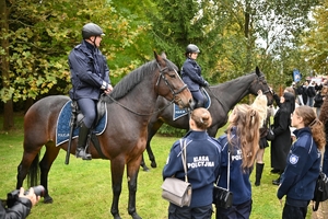 Policjanci i uczestnicy  Młodzieżowego Święta Bezpieczeństwa Wewnętrznego