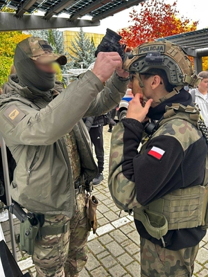 Policjanci i uczestnicy  Młodzieżowego Święta Bezpieczeństwa Wewnętrznego