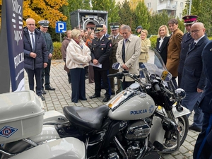 Policjanci i uczestnicy  Młodzieżowego Święta Bezpieczeństwa Wewnętrznego
