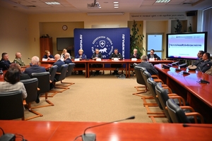 Policjanci i uczestnicy  Młodzieżowego Święta Bezpieczeństwa Wewnętrznego