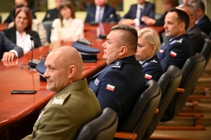 Policjanci i uczestnicy  Młodzieżowego Święta Bezpieczeństwa Wewnętrznego