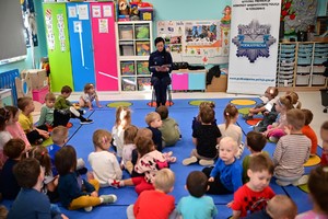 Policjantka Wydziału Prewencji KWP Rzeszów podczas spotkania z przedszkolakami