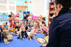 Policjantka Wydziału Prewencji KWP Rzeszów podczas spotkania z przedszkolakami