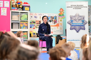 Policjantka Wydziału Prewencji KWP Rzeszów podczas spotkania z przedszkolakami