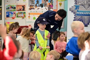 Policjantka Wydziału Prewencji KWP Rzeszów podczas spotkania z przedszkolakami