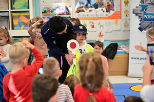 Policjantka Wydziału Prewencji KWP Rzeszów podczas spotkania z przedszkolakami
