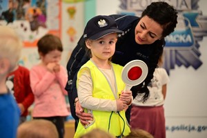 Policjantka Wydziału Prewencji KWP Rzeszów podczas spotkania z przedszkolakami