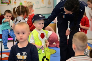 Policjantka Wydziału Prewencji KWP Rzeszów podczas spotkania z przedszkolakami