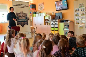 Policjantka Wydziału Prewencji KWP Rzeszów podczas spotkania z przedszkolakami