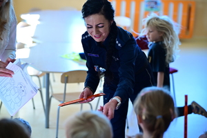 Policjantka Wydziału Prewencji KWP Rzeszów podczas spotkania z przedszkolakami