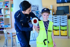 Policjantka Wydziału Prewencji KWP Rzeszów podczas spotkania z przedszkolakami