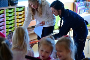 Policjantka Wydziału Prewencji KWP Rzeszów podczas spotkania z przedszkolakami