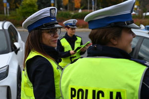 policjantki rozdają odblaski rejonie przejścia dla pieszych
