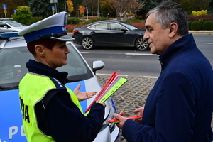 policjantki rozdają odblaski rejonie przejścia dla pieszych