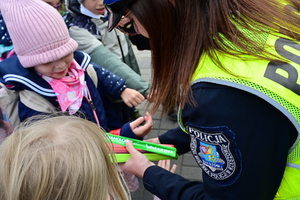 policjantki rozdają odblaski rejonie przejścia dla pieszych