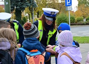policjantki rozdają odblaski rejonie przejścia dla pieszych