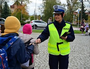 policjantki rozdają odblaski rejonie przejścia dla pieszych