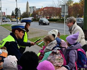 policjantki rozdają odblaski rejonie przejścia dla pieszych