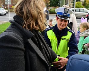 policjantki rozdają odblaski rejonie przejścia dla pieszych