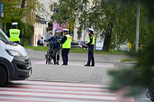 policjantki rozdają odblaski rejonie przejścia dla pieszych