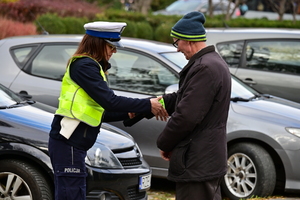 policjantki rozdają odblaski rejonie przejścia dla pieszych