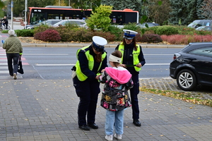 policjantki rozdają odblaski rejonie przejścia dla pieszych
