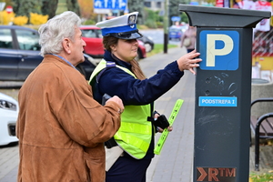 policjantki rozdają odblaski rejonie przejścia dla pieszych