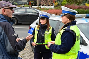 policjantki rozdają odblaski rejonie przejścia dla pieszych