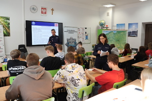 Policjanci na spotkaniu z młodzieżą