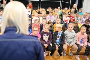Policjantki podczas wizyty w szkole podstawowej