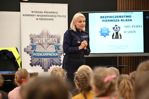 Policjantki podczas wizyty w szkole podstawowej