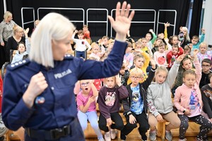 Policjantki podczas wizyty w szkole podstawowej