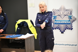 Policjantki podczas wizyty w szkole podstawowej