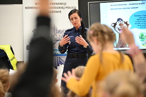 Policjantki podczas wizyty w szkole podstawowej