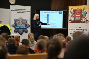 Policjantki podczas wizyty w szkole podstawowej